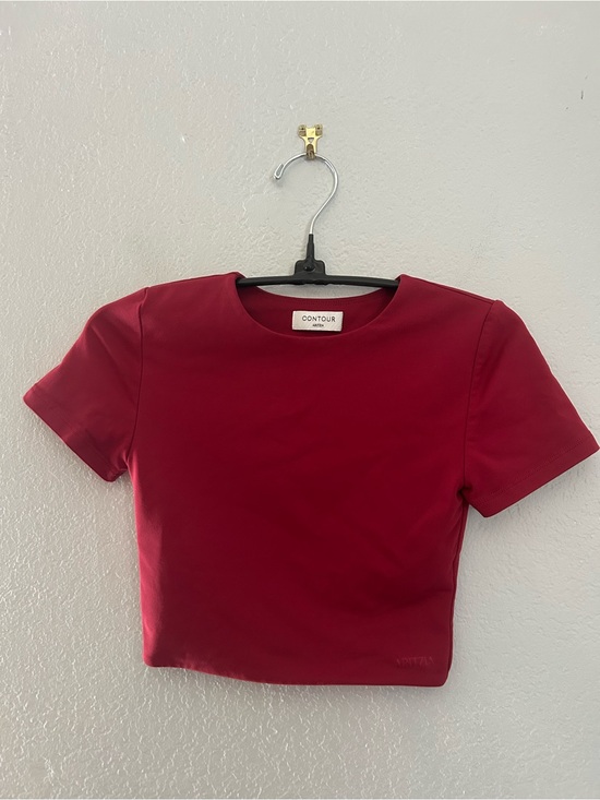 Aritzia Tops - Aritzia Contour Stretch Red Crop Tee - Women's Short Sleeve Top